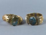 deux bagues en or ornées de pierres bleues et de diamants