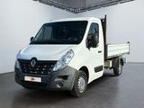 un camion blanc garé à l'intérieur d'un bâtiment