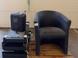 une chaise et une valise posées sur une palette dans un garage