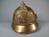 un casque doré orné d'un blason