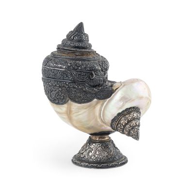 Vase en argent et nacre sur socle, sur fond blanc