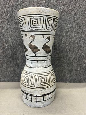 un vase blanc orné d'un motif noir et blanc