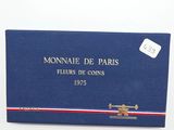 la boîte est bleue, avec une bande rouge, blanche et bleue