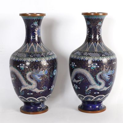 une paire de vases bleus ornés de motifs de dragons sur fond blanc