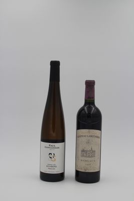 deux bouteilles de vin posées l'une à côté de l'autre sur une surface blanche
