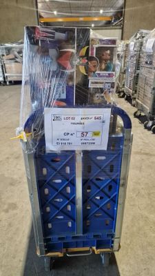 un chariot sur lequel est accrochée une pancarte, au milieu d'un entrepôt