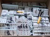 une boîte remplie de ciseaux et une pile de livres