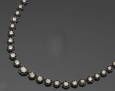 un collier et une paire de boucles d'oreilles en diamants
