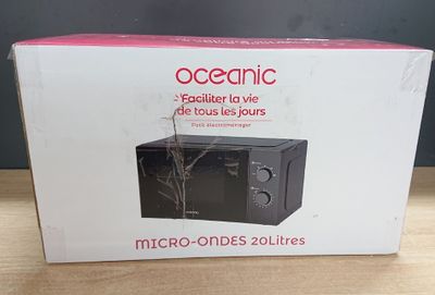 emballage d'un four à micro-ondes posé sur une table en bois
