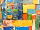 une photo en gros plan d'un mur composé de blocs colorés