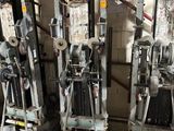 de nombreuses machines qui sont entreposées dans une pièce