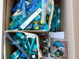 une boîte remplie de brosses à dents et de dentifrice