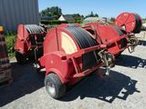 un camion de pompiers rouge avec une lance à l'arrière