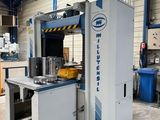 l'image d'une machine située à l'intérieur d'un bâtiment