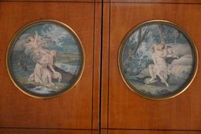 deux photos encadrées représentant une femme et un enfant dans un décor boisé