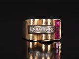 une image représentant une bague en or sertie de diamants et de rubis