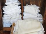 une boîte remplie de serviettes blanches pliées, posée par terre