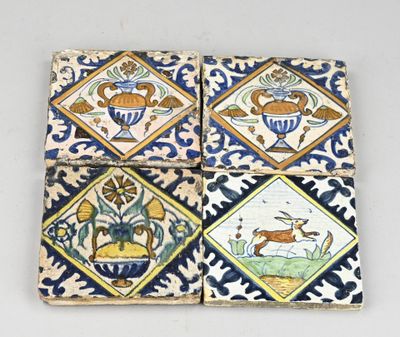 quatre carreaux ornés d'animaux et de fleurs sur un fond blanc