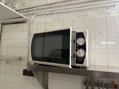un micro-ondes posé sur une étagère dans une cuisine