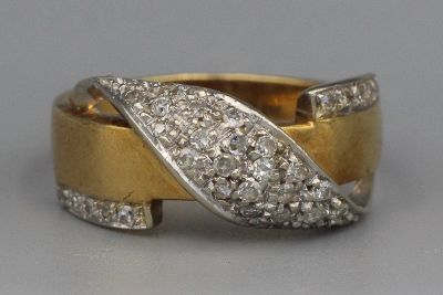 Bague tresse en or de deux tons sertie de brillants. P. 3,3g