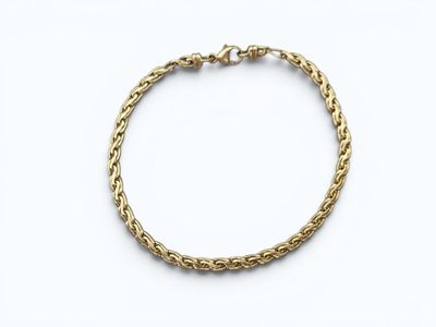 un bracelet en or sur fond blanc