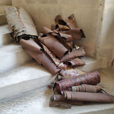 une pile de livres enroulés sur les marches