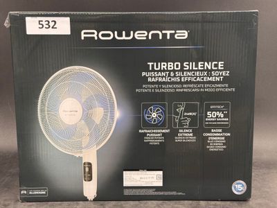 la boîte d'un ventilateur de table blanc posée sur une table