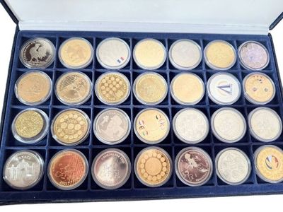TRESOR DU PATRIMOINE, 28 médailles en métal blanc ou doré
