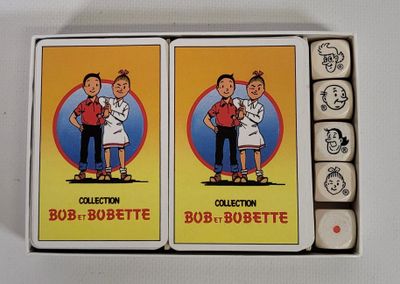 deux cartes à jouer dans une boîte, sur lesquelles figurent l'image d'un homme et d'une femme