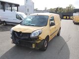 une camionnette jaune garée au milieu d'un parking