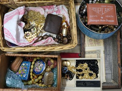 un panier rempli d'objets divers posé sur une table