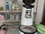 une cafetière posée sur un micro-ondes dans une cuisine