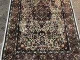 un tapis oriental posé à même le sol dans un parking