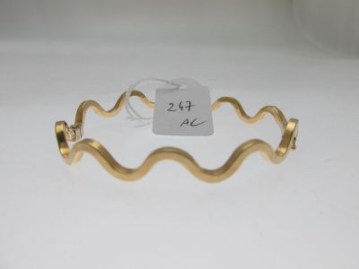 gros plan d'un bracelet en or portant une étiquette de prix
