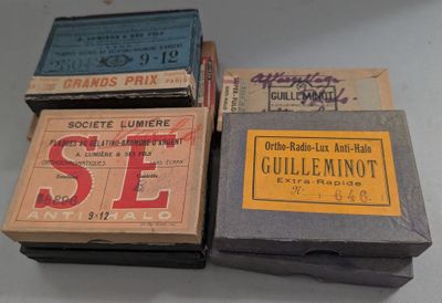 trois boîtes placées l'une à côté de l'autre sur une table