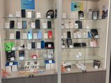 une vitrine présentant de nombreux modèles de téléphones portables