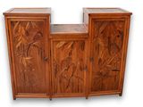 l'image d'une armoire en bois surmontée d'un miroir