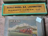 trois boîtes de locomotives de modélisme ferroviaire posées sur une table en bois