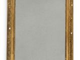 un miroir encadré d'or sur fond blanc