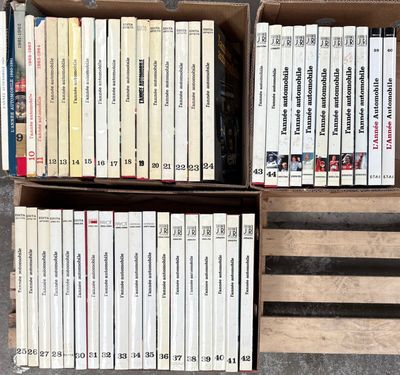 Des cartons remplis de livres sont empilés les uns sur les autres par terre