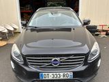 l'avant d'une Volvo S-Class noire garée devant un garage