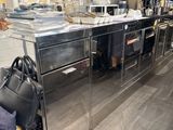 une photo d'une cuisine avec beaucoup d'espace de plan de travail