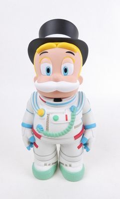 une figurine représentant un homme moustachu portant un haut-de-forme