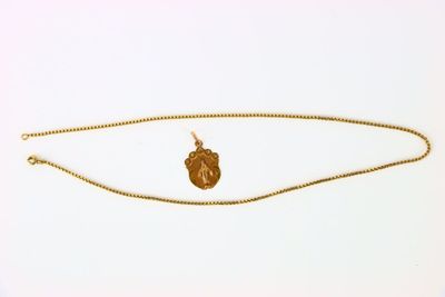 collier plaqué or avec un pendentif en forme de cœur sur une chaîne