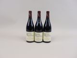 trois bouteilles de vin posées l'une à côté de l'autre sur une table