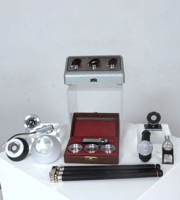 ZEISS IKON, Germany. Réunion d'accessoires photographiques c…