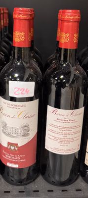 plusieurs bouteilles de vin sont alignées sur une étagère dans un magasin