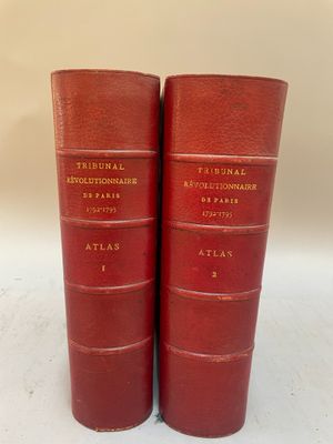 deux livres rouges posés l'un sur l'autre sur une table