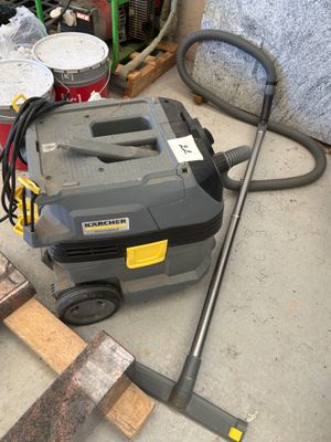 une photo d'un aspirateur posé par terre dans un garage