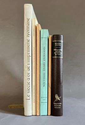 plusieurs livres sont empilés sur une table